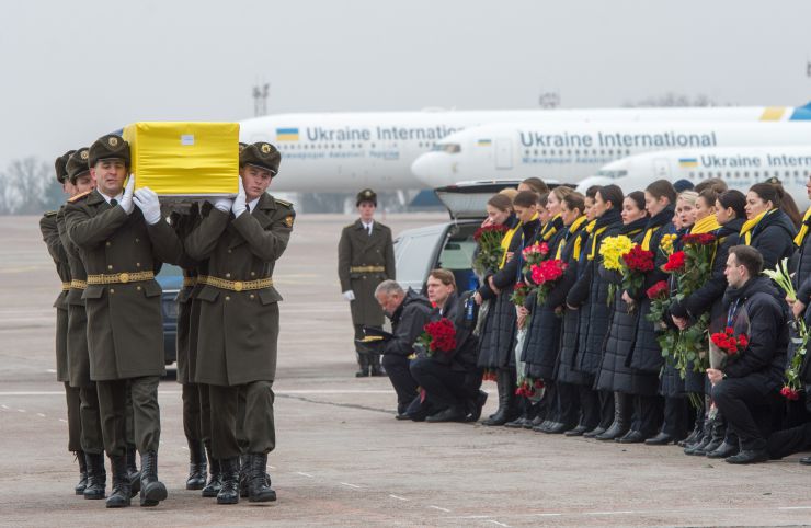 Учасники церемонії вшанування пам’яті українських пасажирів та членів екіпажу рейсу PS752 літака авіакомпанії 